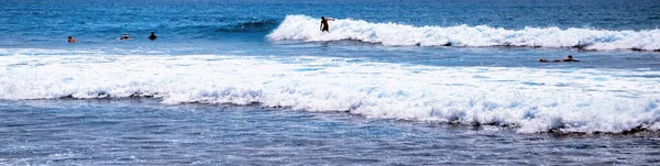 大きな波の海をサーフボードでサーフィン 巨大な波に乗って男サーファーのクルージング 波に乗る バリ島情報クラブ — ストック写真