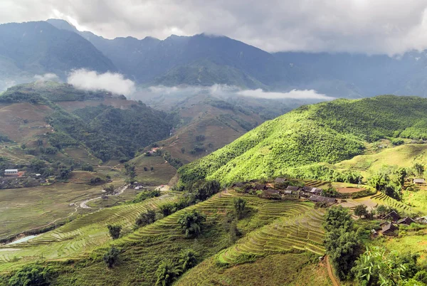 Kuzey Vietnam Sapa Dağlarındaki Köyünde Yeşil Pirinç Terasları — Stok fotoğraf
