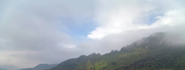 Montagna Nella Nebbia Nuvolosa Eco Turismo Hoang Lien National Park — Foto Stock