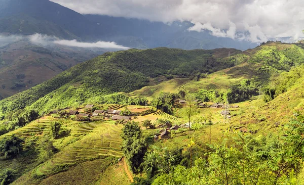 Kuzey Vietnam Sapa Dağlarındaki Köyünde Yeşil Pirinç Terasları — Stok fotoğraf