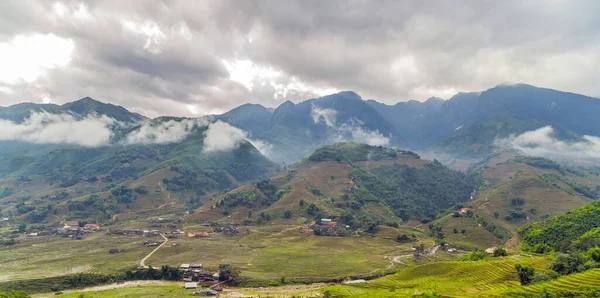 Pirinç Tarlaları Dağ Çeltik Manzaralı Bulutlu Köy Sapa Lao Cai — Stok fotoğraf