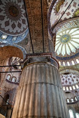 İSTANBUL, TURKEY - 1 Mayıs 2014: İstanbul, Türkiye 'deki Sultanahmet Mavi Camii' nin İçi. Türk dekoru çiçekli mozaik süslemesindeki çiçek deseni.