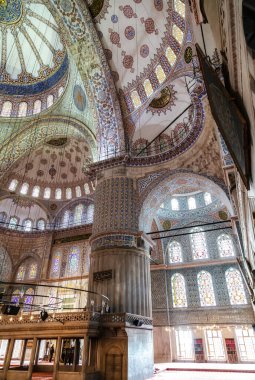 İSTANBUL, TURKEY - 1 Mayıs 2014: İstanbul, Türkiye 'deki Sultanahmet Mavi Camii' nin İçi