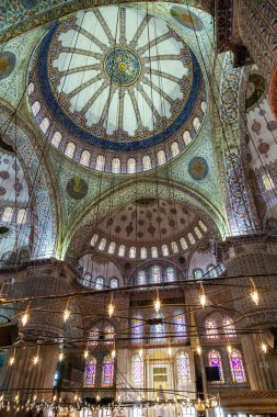 İSTANBUL, TURKEY - 1 Mayıs 2014: İstanbul, Türkiye 'deki Sultanahmet Mavi Camii' nin İçi. Türk dekoru çiçekli mozaik süslemesindeki çiçek deseni.
