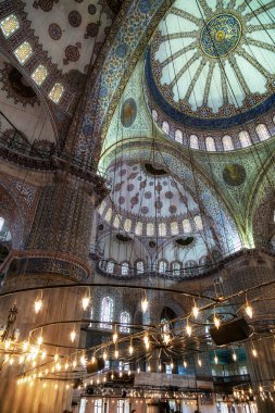 İSTANBUL, TURKEY - 1 Mayıs 2014: İstanbul, Türkiye 'deki Sultanahmet Mavi Camii' nin İçi