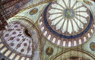 İSTANBUL, TURKEY - 1 Mayıs 2014: İstanbul, Türkiye 'deki Sultanahmet Mavi Camii' nin İçi. Türk dekoru çiçekli mozaik süslemesindeki çiçek deseni.