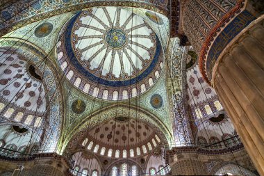 İSTANBUL, TURKEY - 1 Mayıs 2014: İstanbul, Türkiye 'deki Sultanahmet Mavi Camii' nin İçi. Türk dekoru çiçekli mozaik süslemesindeki çiçek deseni.