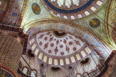 İSTANBUL, TURKEY - 1 Mayıs 2014: İstanbul, Türkiye 'deki Sultanahmet Mavi Camii' nin İçi. Türk dekoru çiçekli mozaik süslemesindeki çiçek deseni.