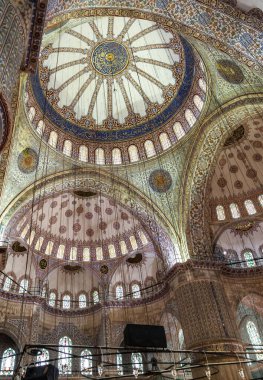İSTANBUL, TURKEY - 1 Mayıs 2014: İstanbul, Türkiye 'deki Sultanahmet Mavi Camii' nin İçi. Türk dekoru çiçekli mozaik süslemesindeki çiçek deseni.