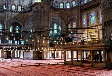 ISTANBUL, TURKEY - 1 Mayıs 2014: Ünlü Mavi Cami 'nin İçi. İstanbul, Türkiye 'deki Sultanahmet Camii