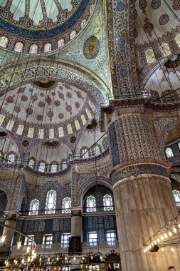 İSTANBUL, TURKEY - 1 Mayıs 2014: İstanbul, Türkiye 'deki Sultanahmet Mavi Camii' nin İçi. Türk dekoru çiçekli mozaik süslemesindeki çiçek deseni.
