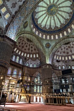 İSTANBUL, TURKEY - 1 Mayıs 2014: İstanbul, Türkiye 'deki Sultanahmet Mavi Camii' nin İçi. Türk dekoru çiçekli mozaik süslemesindeki çiçek deseni.