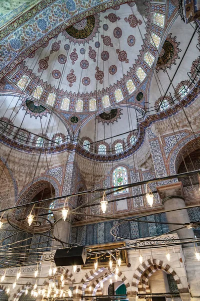 伊斯坦布尔 土耳其 2014年5月1日 著名的蓝色清真寺的内部 土耳其伊斯坦布尔的Sultanahmet清真寺 — 图库照片