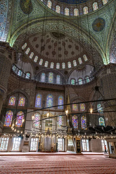 ISTANBUL, TURKEY - 1 Mayıs 2014: Ünlü Mavi Cami 'nin İçi. İstanbul, Türkiye 'deki Sultanahmet Camii