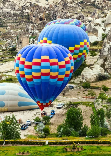 Hot Air Balloons Landing Cappadocia Goreme Top Mountain Park Turkey — Stock Photo, Image