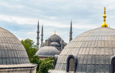 İstanbul 'da Cupola yarı kubbesi ve Hagia Sophia veya Aya Sofya