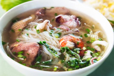Geleneksel Vietnam çorbası Pho bo karides ya da karides yemek kasesi