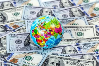 Dünya küresi 100 dolarlık banknot halinde. Uluslararası Küresel Ekonomi Krizi.