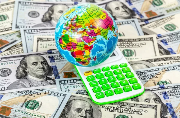 Uluslararası Ekonomi Krizi Konsepti Dünya Küresi Banknotlarına Sahip Bir Hesap — Stok fotoğraf