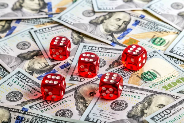 Red Casino Dados Dados Juego Mesa Billetes Cien Dólares Fondo — Foto de Stock