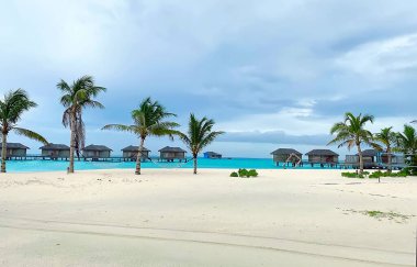 Maldivler Adası Overwater villaları Hint Okyanusu. Su bungalovları olan güzel kumsallar.