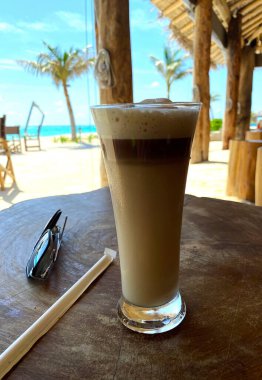 Bir bardak buzlu kokteyl Maldivler adası.