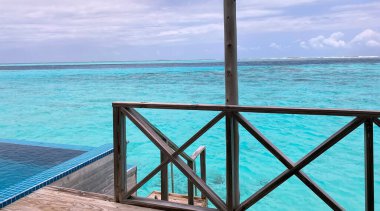 Maldivler adası ahşap iskele kristal berrak turkuaz su Hint Okyanusu
