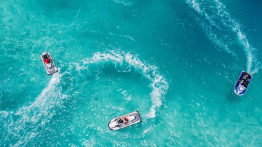 Jet Ski 'nin hava manzarası, Tropikal Okyanus Maldivleri yaz tatili