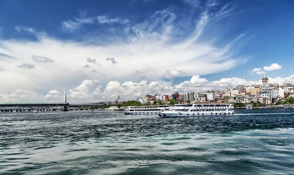 Istanbul Turecko Turistická Loď Plachty Panorama Golden Horn — Stock fotografie