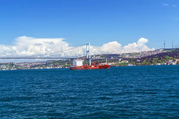 Petróleo Chemical Tanker Istambul Bosphorus Suspensão Ponte Turquia — Fotografia de Stock