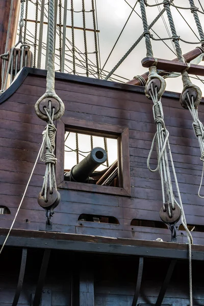 Pirátská Loď Plachetnice Dělem — Stock fotografie