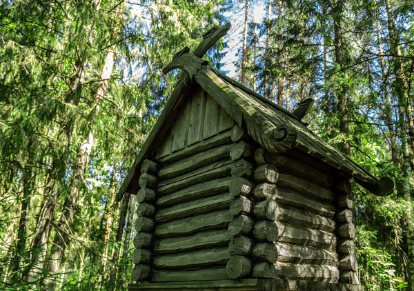 青い空と緑の芝生の上の木造ログハウス — ストック写真