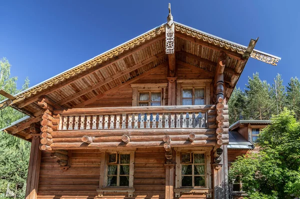 Drewniany Stary Dom Zielonej Łące Domek Wsi Lub Domek — Zdjęcie stockowe