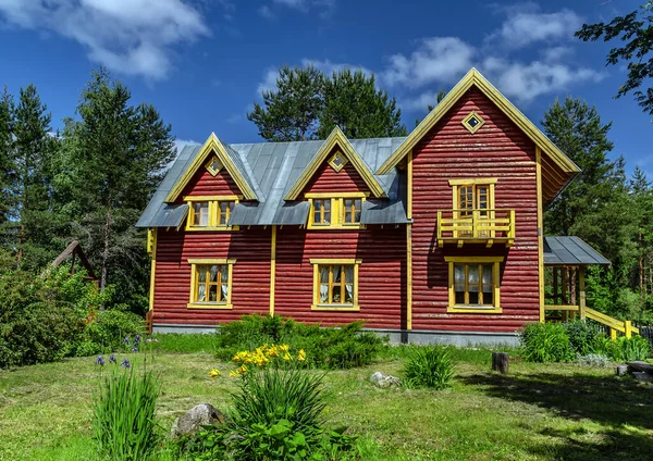 Casa Legno Erba Verde Con Cielo Blu — Foto Stock