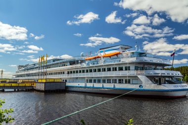 VERHNIE MANDROGI, RUSSIA- 15 Haziran 2014: River Cruise Mandrogi Svir nehri kıyısındaki eski Rus köyünde el sanatları yapıyor.