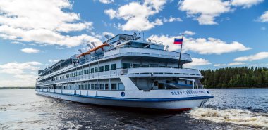 VERHNIE MANDROGI, RUSSIA - 15 Haziran 2014: MS Peter Çaykovski Svir nehrinde yolcu gemisi. Rus nehir yolcu gemisi SSCB için inşa edildi..