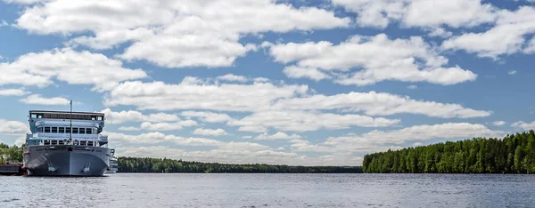 VERHNIE MANDROGI, Rusya- 15 Haziran 2014: River Cruise yolcu gemisi LENIN Gemisi Adı.