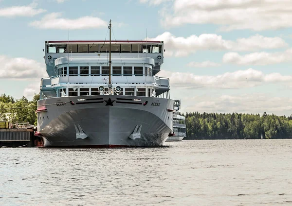 Verhnie Mandrogi Russia 2014年6月15日 リバークルーズ客船レーニン船名 — ストック写真