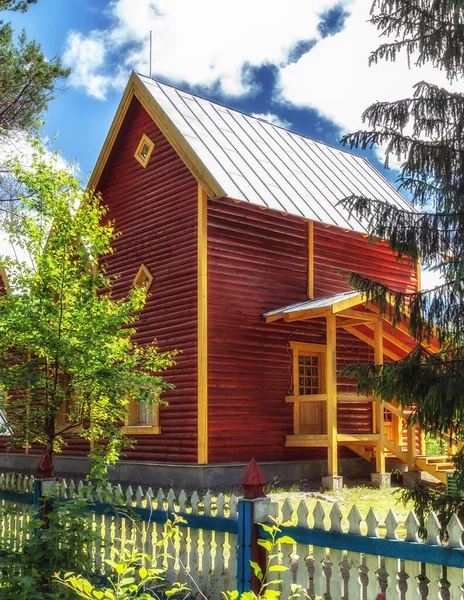 Maison Bois Sur Herbe Verte Avec Ciel Bleu — Photo