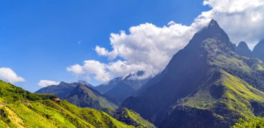 Fansipan Dağı, Sapa Vietnam 'ın güneybatısında yer alır.