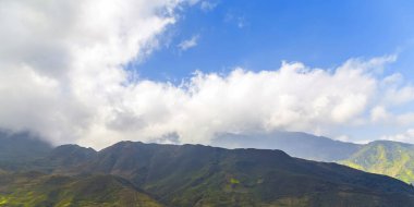 Tonkin Alpleri Sapa 'nın kırsal kesiminde yaz mevsimi panoramik manzarası