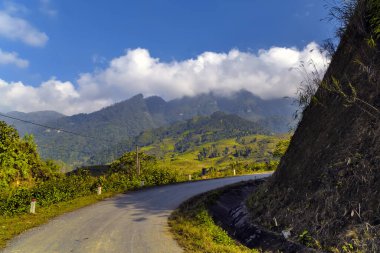 Tonkin Alpleri Sapa 'nın kırsal kesiminde yaz mevsimi panoramik manzarası