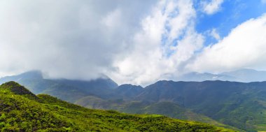 Tonkin Alpleri Sapa 'nın kırsal kesiminde yaz mevsimi panoramik manzarası