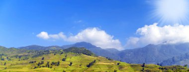 Tonkin Alpleri Sapa 'nın kırsal kesiminde yaz mevsimi panoramik manzarası
