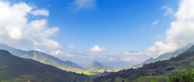 Tonkin Alpleri Sapa 'nın kırsal kesiminde yaz mevsimi panoramik manzarası