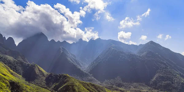 Tonkin Alpleri Sapa 'nın kırsal kesiminde yaz mevsimi panoramik manzarası