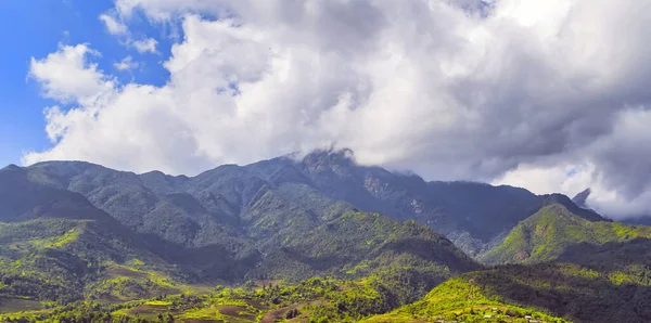 Panoramik kırsal alan yeşili Sapa Vietnam, Manzaralı Dağlar