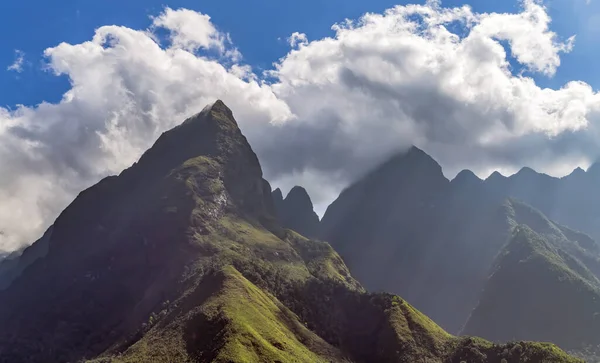 Fansipan Dağı, Sapa Vietnam 'ın güneybatısında yer alır.