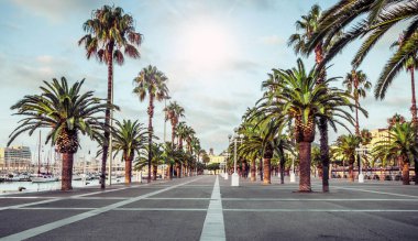 Barselona İspanya sokaklarında, liman güvertesinde gün batımı.