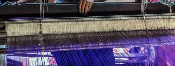 古い織機 伝統的な手織りの手作りのカーペット繊維工芸品 — ストック写真